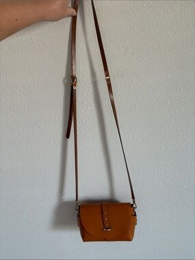 Women's Tan Leather Crossbody Bag with Adjustable Strap